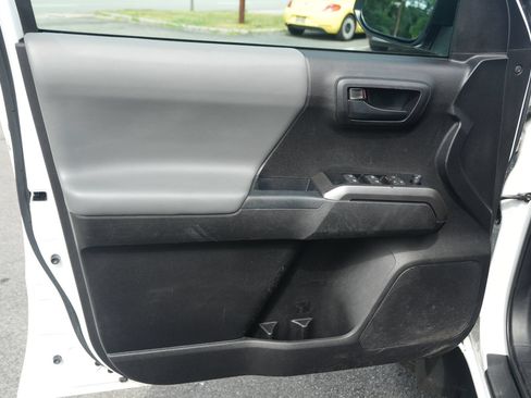 Used 2021 Toyota Tacoma SR5 AWD/4WD image 15
