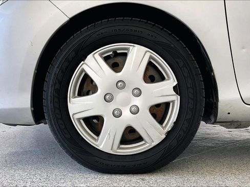 Used 2016 Toyota Yaris L image 11