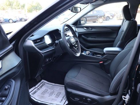 Used 2023 Jeep Grand Cherokee Laredo w/ Luxury Tech Group I AWD/4WD image 6