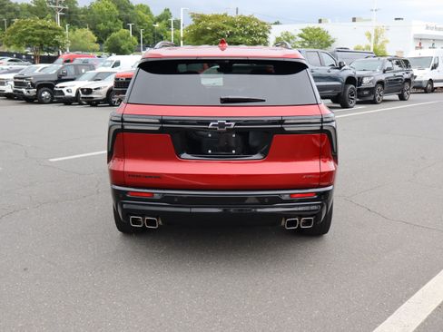 Used 2024 Chevrolet Traverse RS FWD image 9