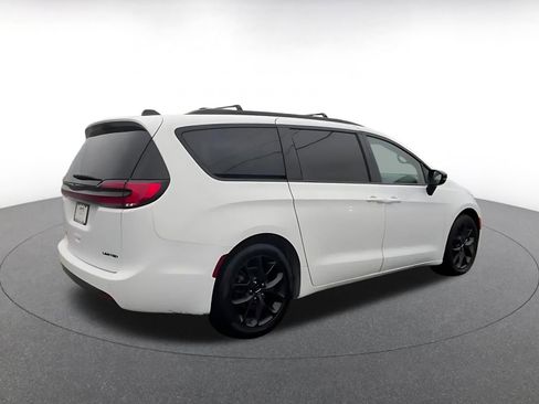 Used 2025 Chrysler Pacifica Limited FWD image 14