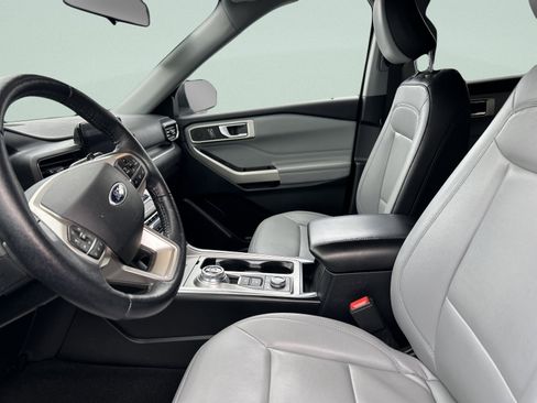 Used 2021 Ford Explorer XLT w/ Equipment Group 202A image 9