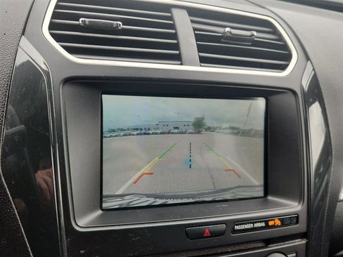 Used 2017 Ford Explorer XLT w/ Equipment Group 201A AWD/4WD image 17