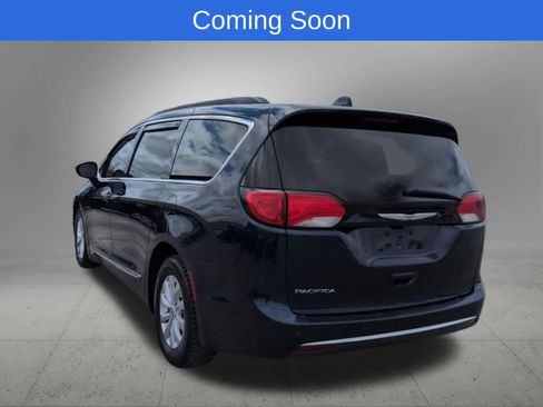 Used 2017 Chrysler Pacifica Touring-L FWD image 4