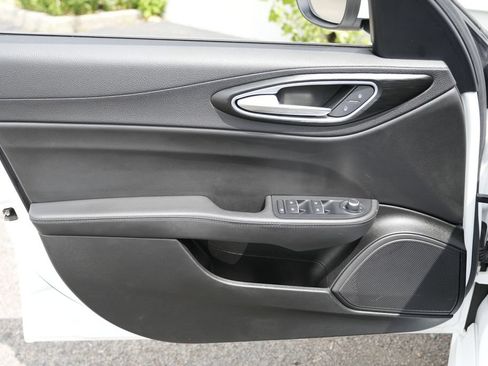 Used 2017 Alfa Romeo Giulia AWD image 18