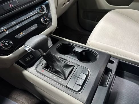 Used 2018 Kia Sedona L FWD image 21