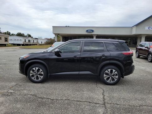 Used 2023 Nissan Rogue SV image 2