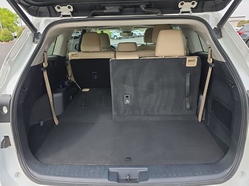 Used 2022 Toyota Highlander XLE image 5