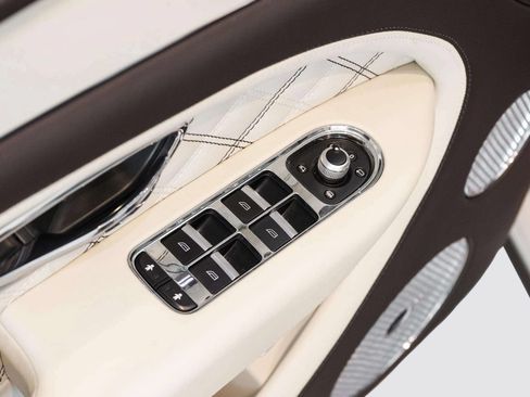 Used 2022 Bentley Bentayga AWD/4WD image 27