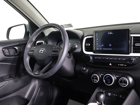 Used 2025 Hyundai Venue Limited FWD image 23