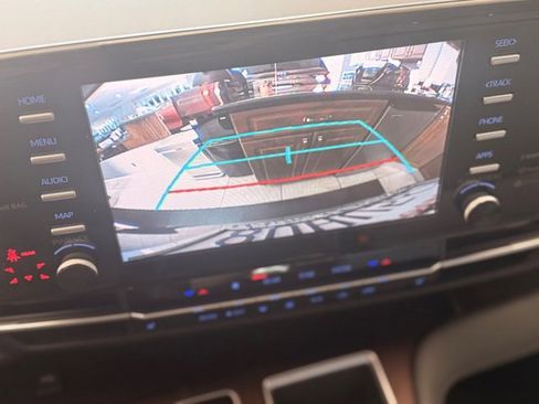 Used 2021 Toyota Sienna XLE image 17