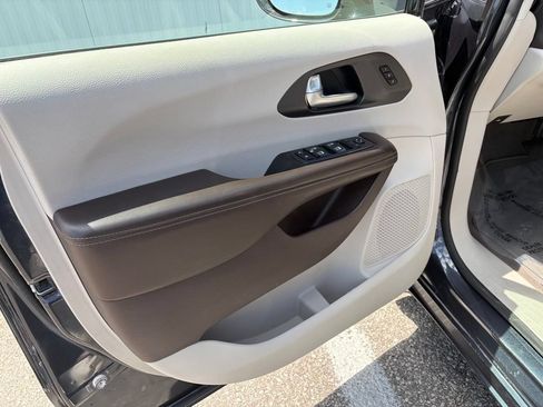 Used 2020 Chrysler Pacifica Touring-L Plus FWD image 13