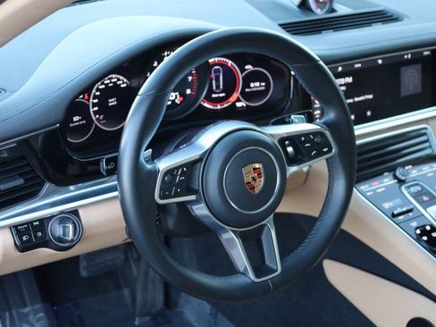 Used 2017 Porsche Panamera image 23