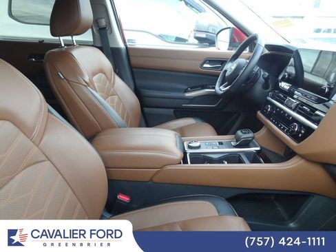 Used 2024 Nissan Pathfinder Platinum AWD/4WD image 13