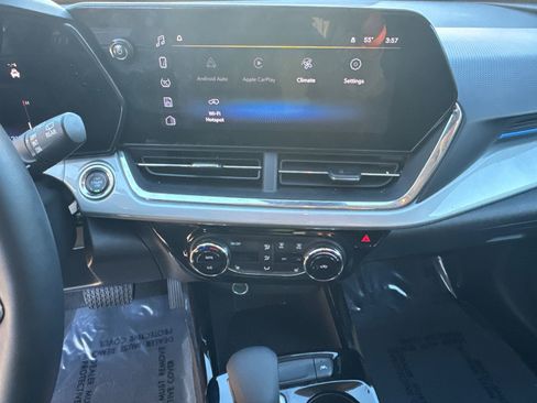 Used 2025 Chevrolet Trax LT w/ LT Convenience Package image 28