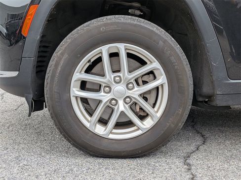 Used 2023 Jeep Grand Cherokee L Laredo image 28