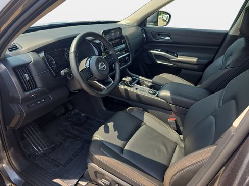 Used 2025 Nissan Pathfinder SL w/ SL Premium Package AWD/4WD image 16
