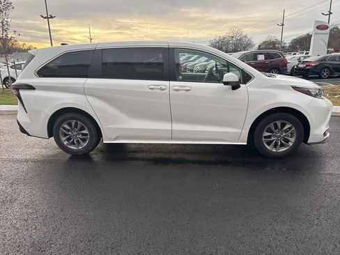 Used 2024 Toyota Sienna LE image 7