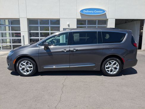 Used 2017 Chrysler Pacifica Touring-L w/ Tire & Wheel Group FWD image 9