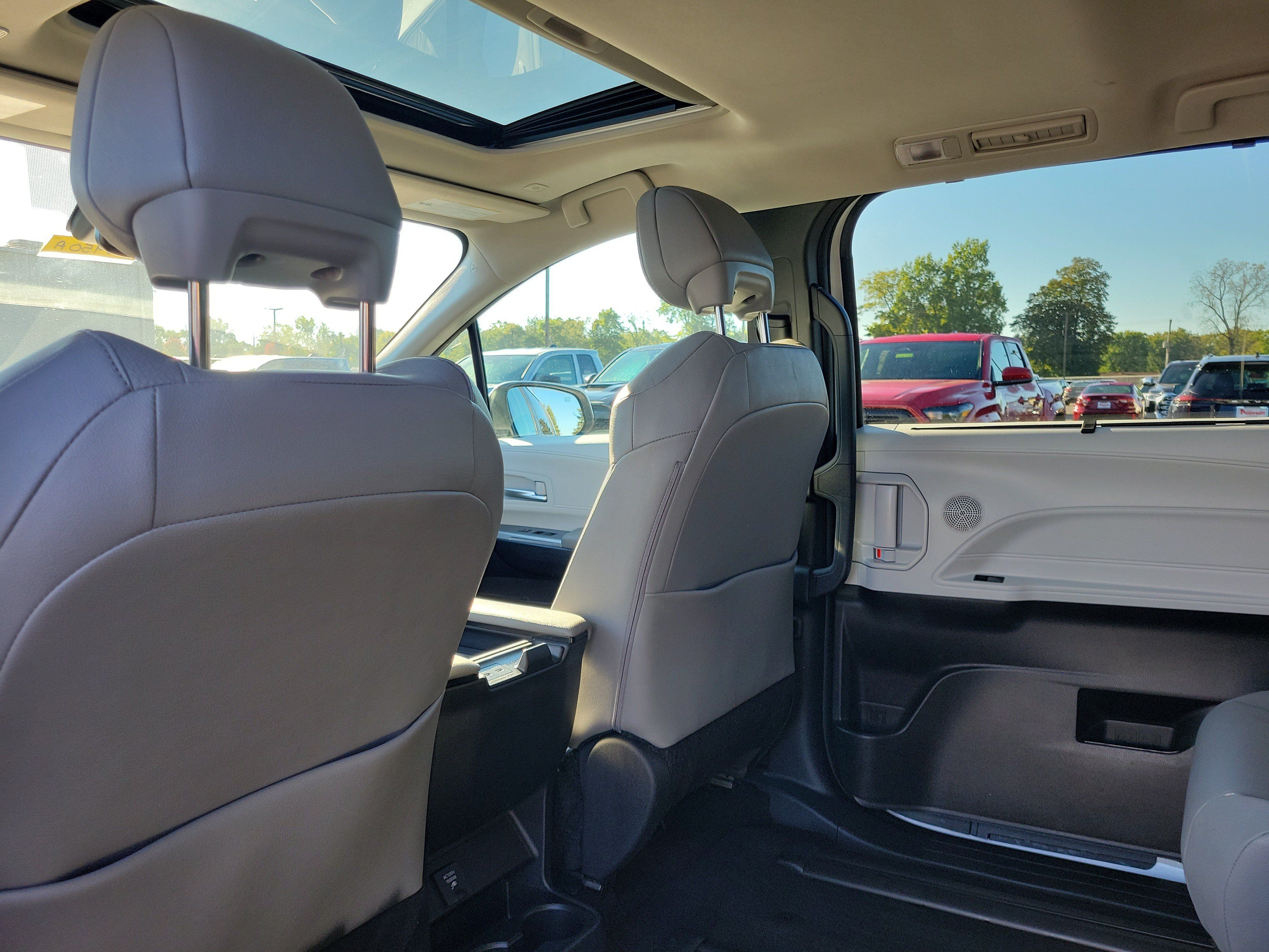 Used 2025 Toyota Sienna XLE w/ XLE Plus Package FWD image 13