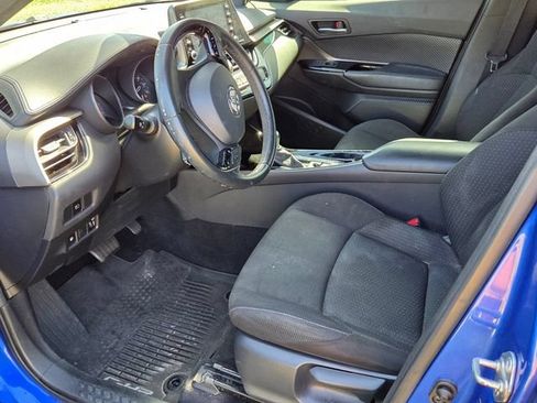 Used 2019 Toyota C-HR XLE FWD image 4