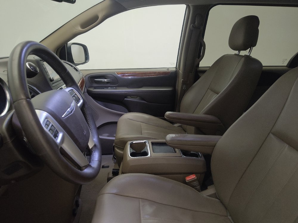 Used 2016 Chrysler Town & Country Touring FWD image 17