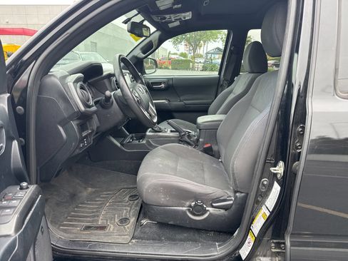 Used 2016 Toyota Tacoma TRD Off-Road AWD/4WD image 7