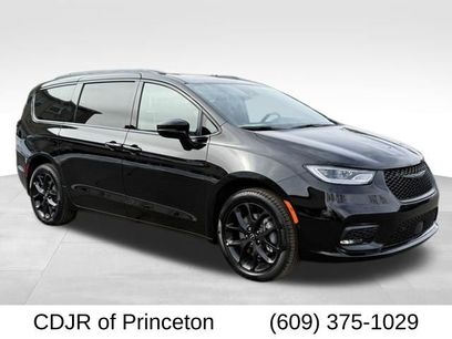 New 2026 Chrysler Pacifica Limited w/ S Appearance Package