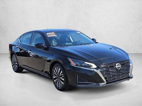 Used 2023 Nissan Altima 2.5 SV FWD image 2