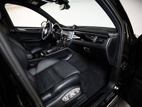 Certified 2023 Porsche Macan Turbo AWD/4WD image 28