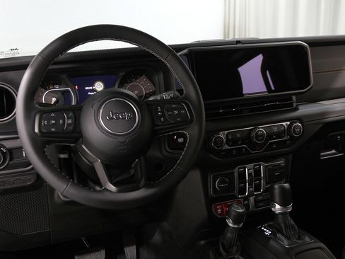 Used 2025 Jeep Gladiator Mojave w/ Convenience Group image 6