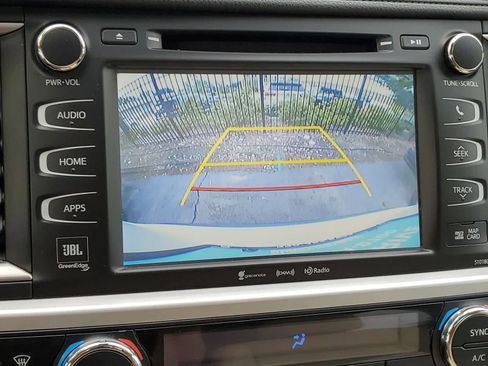 Used 2017 Toyota Highlander Limited AWD/4WD image 4