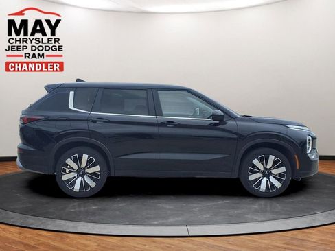 Used 2025 Mitsubishi Outlander SE FWD image 2