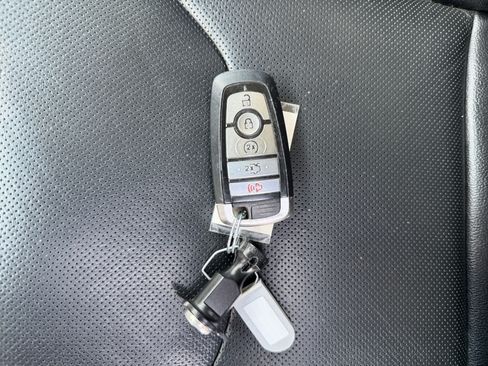 Used 2019 Ford Edge Titanium w/ Equipment Group 301A AWD/4WD image 9