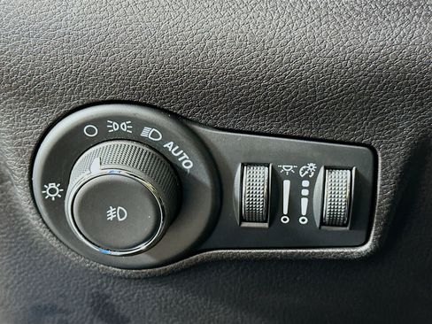 Used 2025 Jeep Compass Trailhawk AWD/4WD image 17