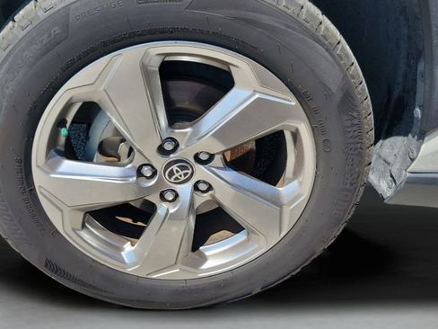 Used 2021 Toyota RAV4 XLE Premium image 3