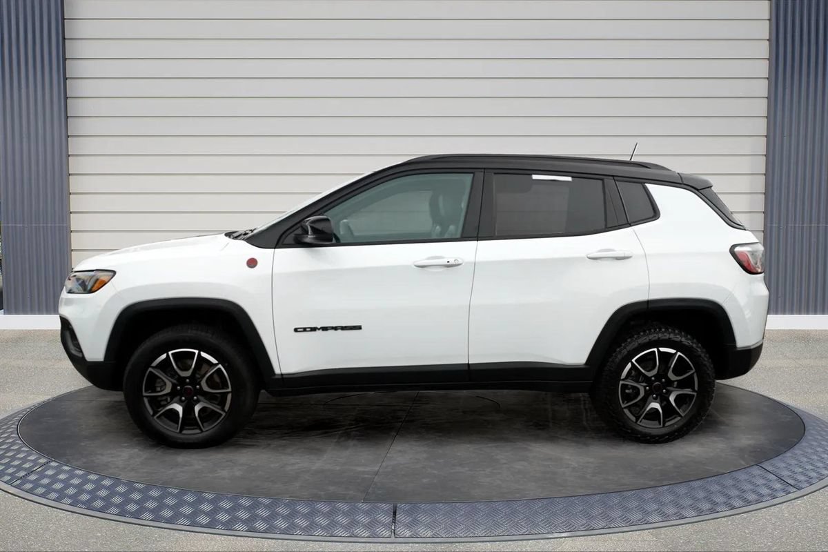 Used 2025 Jeep Compass Trailhawk AWD/4WD image 3