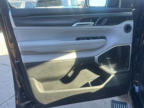 Used 2023 Jeep Wagoneer Series III w/ Premium Group I image 16