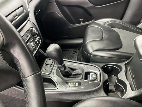 Used 2019 Jeep Cherokee Latitude Plus w/ Comfort/Convenience Group image 19