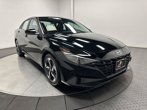 Used 2023 Hyundai Elantra SEL w/ Convenience Package FWD image 2