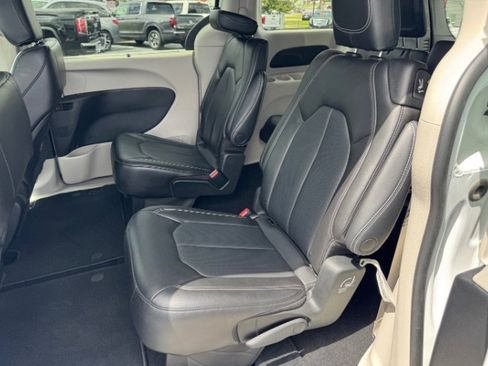 Used 2023 Chrysler Pacifica Touring-L AWD/4WD image 14