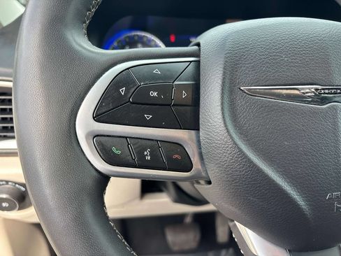 Used 2023 Chrysler Pacifica Touring-L FWD image 25