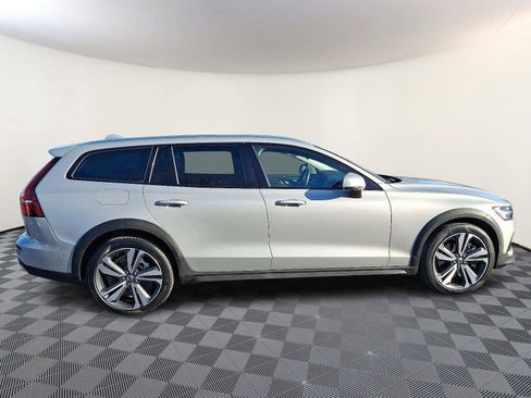 Used 2025 Volvo V60 B5 Cross Country Plus image 7