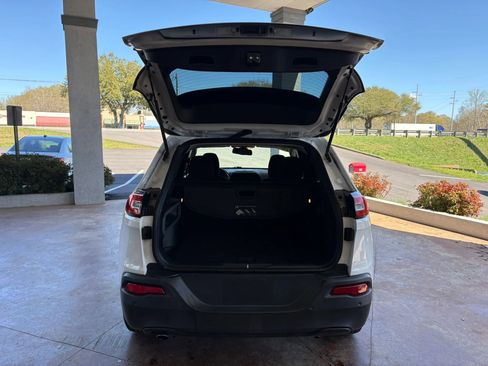 Used 2017 Jeep Cherokee Latitude w/ Safety/Convenience Group image 22