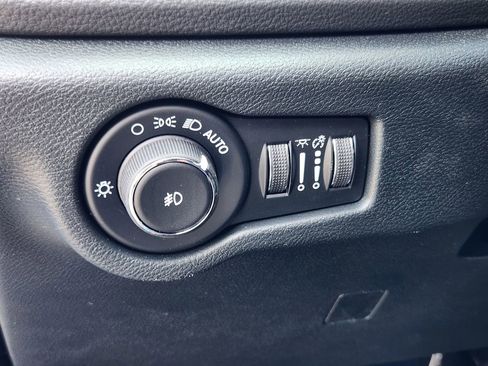 New 2026 Chrysler Pacifica Select AWD/4WD image 21
