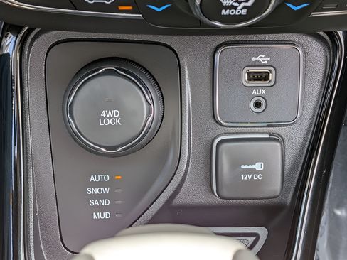 Used 2018 Jeep Compass Limited w/ Navigation Group AWD/4WD image 24
