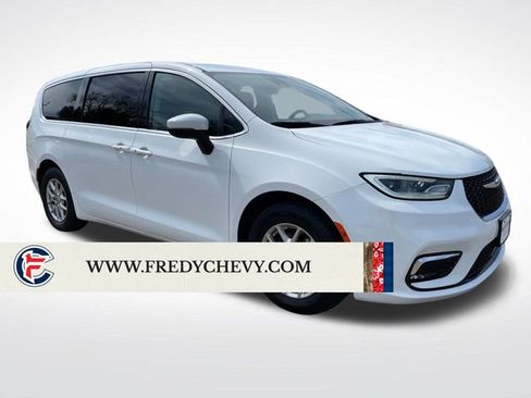 Used 2023 Chrysler Pacifica Touring-L FWD image 7