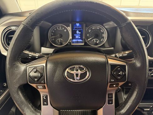 Used 2018 Toyota Tacoma SR5 AWD/4WD image 15
