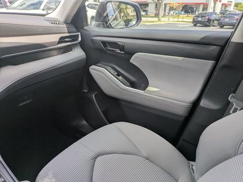 Used 2023 Toyota Highlander LE FWD image 19