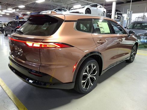 New 2025 Toyota Crown Signia image 4